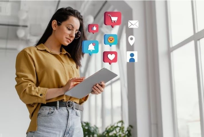 Mujer con una tablet revisando sus redes sociales